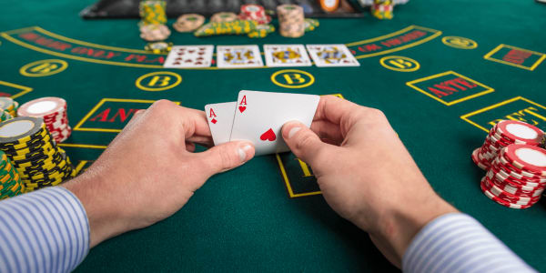 Ein vollständiger Leitfaden zum Spielen von Online-Pokerturnieren